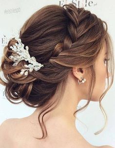 a woman wearing a wedding hair comb with flowers on it's head and pearls in her hair