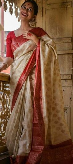 White and Off White color Saree in Art Silk, Silk fabric with Weaving, Zari work White Banarasi Saree, Wedding Sari, South Indian Sarees, Red Border, Party Kleidung, Banarasi Saree, Boutique Style, Pakistani Bridal, Fancy Sarees