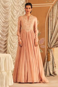 Dusky pink tehseen anarkali and dupatta – INDIASPOPUP.COM Traditional Anarkali, Ridhi Mehra, Modern Skirt, Pink Anarkali, Long Anarkali, Embroidered Crop Tops, Desi Clothes, Delicate Embroidery, Dusky Pink