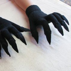 Gloves With Claws, Crow Costume, Claw Gloves, Black Claws, Mode Steampunk, Costume Gloves, Catty Noir, Dragon Costume, Dragon Claw