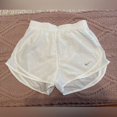 White Running Shorts, Nike Shorts Women, Nike Tempo, Preppy Stuff, Gym Outfits, Shorts Womens, Summer Fits, Shorts Women, Nike White