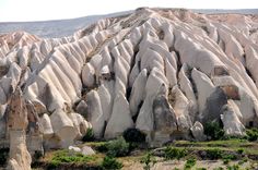 the rock formations are all different colors and sizes