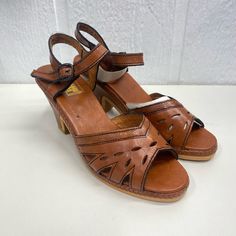 Vintage Delmar Imports Women's 6 M Brown Heel Strappy Sandals Made Taiwan Roc Size: Women’s - Us 6 M See Photo Of Insert For Length Of Footbed Measurement Condition: New And Unworn But Footbed On One Insole Is Missing Surface Probably From Label Removal. See Photos For More Condition Details. Contact Us With Any Questions And Thanks For Looking! Retro Sandals With Buckle Closure For Summer, Retro Summer Sandals With Buckle Closure, Retro Round Toe Sandals With Buckle Closure, Retro Sandals With Buckle Closure, Retro Sandals With Buckle Closure And Round Toe, Retro Closed Toe Heels With Buckle, Retro Ankle Strap Sandals With Buckle Closure, Retro Closed Toe Sandals For Spring, Retro Closed Toe Sandals For Summer