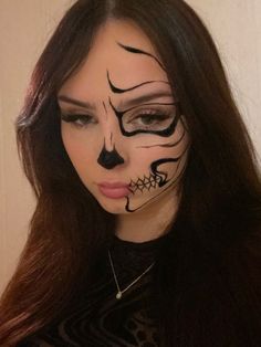 Catrina Make Up Ideas, Face Paint Makeup Halloween, Skeleton Make Up Look, Cute Face Paint Ideas For Halloween, Rate Langdon Makeup, Half Catrina Makeup, Minimal Skeleton Makeup, Easy Skull Makeup Half Face, Hallowen Meka Up