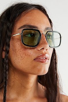 ✨ Discover the trendiest sunglasses that perfectly match your vibe! Whether you’re hitting the beach or strolling in the city, these shades will elevate your look. #CoolSunglasses #SummerStyle #FashionAccessories 2000s Fashion Sunglasses, 70s Sunglasses Women, Square Aviator Sunglasses, Tinted Lenses Glasses, Free People Sunglasses, Cool Girl Sunglasses, Retro Sunglasses Aesthetic, Cool Sunglasses Aesthetic, Sunglasses For Round Face