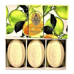 Boboli Citrus Sabonete 3 unidades La Florentina 150g cada  Sabonetes Italianos  Desperte os seus sentidos com este aroma cítrico fresco e limpo e transporte-se para o interior da Toscana para sentir o cheiro da vitalidade dos limoeiros e laranjeiras.  Sabonetes toscanos luxuosos, duradouros e de alta qualidade, embalados em lindas estampas de limão e laranja. Uma adição elegante ao seu banheiro ou pia de cozinha.  Espuma macia cremosa, hidratante e purificante. Feito com azeite, extratos naturai Visit Florence, Gift Pack, Handmade Soaps, Natural Soap, Hand Cream, Soap Making, Bar Soap, Body Lotion, In Italy