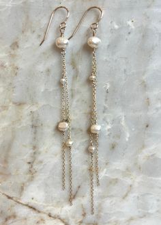 Lightweight, effortless elegance. These long, freshwater pearl, 14kt GF Chain earrings are perfect bridal earrings or an effortlessly chic look for any event. Chain Earrings Dangle Diy, Earring Making Ideas, Bead Earrings Ideas, Chain Earrings Dangle, Pearl Long Earrings, Ad Jewellery, Nugget Earrings, Pearl Earrings Designs, Homemade Earrings