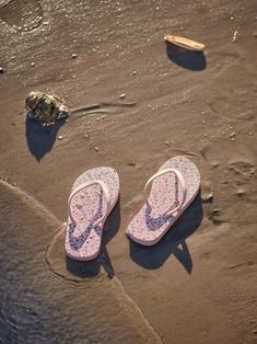 Søstrenes flippflopper er laget av polyetylen og gummi, og de er i størrelsen 40/41. Gjør Dem klar for stranden med søstrenes vidunderlige tilbehør. «Gjør Dem klar til morsomme og solfylte dager sammen med Deres nærmeste», sier Anna med et smil. Curtain Hangers, Tongs, Flip Flop, Cowboy Boots, Flip Flops, Cowboy, Slippers, Boots, Quick Saves