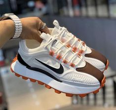 Παπούτσια Nike Free, Nike Shoes Women Fashion, Sneakers Outfit Casual, Skor Sneakers, Trendy Shoes Sneakers, Dr Shoes, Pretty Shoes Sneakers, Nike Sneakers Women, Shoes Outfit Fashion