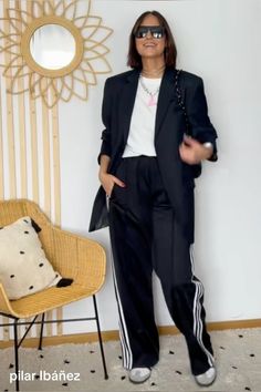 Blazer, pants, blusa blanca, samba Sweats And Blazer Outfit, Outfit Con Blazer, Capsule Style, Adidas Outfits, Catching Flights, Corporate Life, Outfit Pants, Mos Def, Nyc Outfits