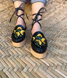 Nuevas Hermosas alpargatas bordadas , color negro bordado amarillo, estos hermosos huaraches lucen hermosos, el material es 100 % cuero Si usa la mitad de la talla, le recomendamos que baje la mitad de la talla. (Ej. Si usas 7.5 pide una talla 7) Las huaraches son 100% cuero y se estiran y moldean a tus pies después de algunos usos. Hermosos huaraches de alpargata, hecho a mano de cuero . Medidas, Talla 6 women/23 cm Mx Talla 7 women/ 24 cm Mx Talla 8 women / 25 cm Mx Talla 9 womens /26 cm Mx Ta Platform Closed Toe Flats, Bohemian Wedge Sandals With Adjustable Fit, Bohemian Wedge Sandals With Round Toe, Bohemian Wedge Sandals With Round Toe For Spring, Summer Ankle Strap Heels With Rubber Sole, Bohemian Spring Flats With Round Toe, Vacation Clogs With Woven Sole And Round Toe, Bohemian Round Toe Flats For Spring, Spring Bohemian Flats With Round Toe