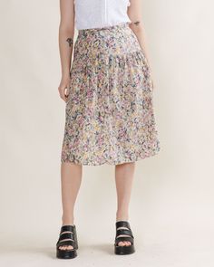 ROMANTIC MIDI SKIRT WITH PASTEL FLORAL PATTERN SIZE S WAIST MEASURED 13.5IN Material unknown, seems to be cotton  Model usually wears size S/M and is 168cm tall.  Great condition, keep in mind that it is used item and signs of natural wear/age might appear, check pictures for more. If you have any questions about item don't hesitate to message us. When buying from HungerVintage you support small sustainable business.  Thank you! Vintage Tiered Skirt Bottoms For Spring, Floral Print Cotton Midi Skirt, Cotton Midi Skirt With Floral Print, Cotton Knee-length Skirt For Daywear, Retro Cotton Skirt For Day Out, Vintage Cotton Mini Skirt, Retro Tiered Skirt For Spring, Spring Cotton Lined Skirt, Retro Cotton Tiered Skirt