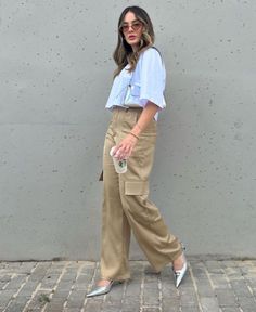 Slacks Outfit, 2015 Outfits, Classic Capsule Wardrobe, Look Formal, Cargo Pants Outfit, Beige Outfit, Casual Chic Outfit, Fashion Hacks Clothes, Street Style Inspiration