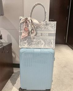 Purple Suitcase Aesthetic, Airport Bag Aesthetic, Malas Aesthetic, Travel Bags Aesthetic, Aesthetic Luggage, Designer Suitcase, Winter Outfits Classy, Gift Ideas Minimalist, Suitcase Aesthetic