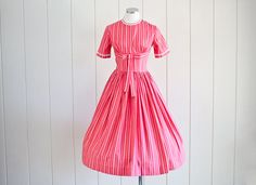 1950s Vintage Ditsy Floral Flamingo Pink Cotton Day Dress w/Daisy Appliqué by Trude of California 1950s Fashion Trends, Vintage 1950s Dresses Parties, 1950 Vintage Dresses, Emma Domb, Fashion Through The Decades, Flamingo Color, 1950’s Fashion, Dresses 1950s, 1950s Dresses