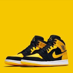 Kasut Nike, Best Sandals For Men, Shoes Wallpaper, Sneaker Outfits, Yellow Sneakers, Jordan Shoes Girls, Shoes Sneakers Jordans, Nike Air Shoes, Air Jordan Retro