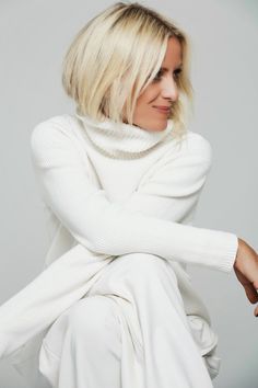 .be. White Turtle Neck, White Sweater Outfit, Dressed In White, Sweater Outfit, Looks Street Style, Cashmere Turtleneck, Shades Of White, White Sweater