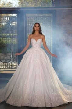 Charmante robe de mariée à bretelles spaghetti et perles avec chapelle en T — Bridelily Wedding Dresses Bling Sparkle, Corset Wedding Dress Ballgown, Sima Couture, Port Renfrew, Backless Lace Wedding Dress, Satin Wedding Gown, Backless Wedding, Wedding Dresses Satin, Satin Wedding Dress