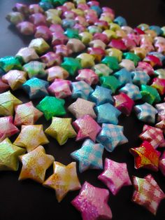 there are many different colored stars on the table