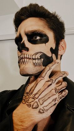 Skull Men Halloween, Men’s Skeleton Costume, Skeleton Man Makeup, Men’s Skeleton Makeup, Skull Make Up Men, Halloween Looks For Men, Mens Skull Makeup