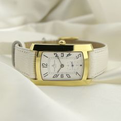 Precioso reloj de vestir de oro de 18 quilates de la reconocida casa suiza Baume Mercier, tipo Hampton. Equipado con una pesada caja dorada, correa de piel de cocodrilo y cierre desplegable original de Baume & Mercier. La esfera está bellamente realizada con un relieve o guilloché y números/índices aplicados. Elegante y profesional, una elección perfecta, este tamaño se adapta tanto a mujeres como a hombres con una caja de 26 mm x 40 mm. Este reloj está equipado con un movimiento de cuarzo de fa Baume Mercier, Crocodile Leather