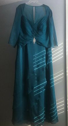 Chiffon Dress With Fitted Bodice And Short Sleeves, Festive V-neck Wedding Dress, Elegant Green V-neck Mother Of The Bride Dress, Fitted Chiffon Mother Of The Bride Dresses, Festive Elegant Short Sleeve Maxi Dress, Elegant Short Sleeve Festive Maxi Dress, Elegant Chiffon Dress For Wedding Guest, Elegant Chiffon Wedding Guest Dress, Formal Green Chiffon Mother Of The Bride Dress