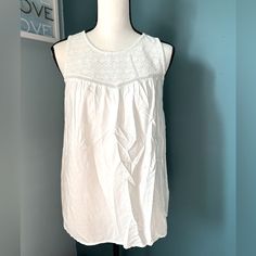 Brand New Old Navy Size Small White Sleeveless Shirt Has Pretty Embroidery On The Chest. Armpit To Armpit Is 17 Inches Laying Flat Length Is About 25 Inches Tags Still Attached! Smoke-Free/Dog Friendly Home Bundle Items Together And Save On Shipping! White Sleeveless Shirt, Hot Pink Blouses, Royal Blue Blouse, Pretty Embroidery, Scoop Neck Blouses, Peasant Style, Women Tunic Tops, Career Wear, White Sleeveless