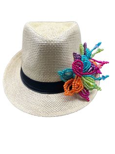 Chapeau Panama / chapeau fedora en paille décoré de fleurs tembleque en perles de perles faites à la main.

 Ce chapeau est parfait pour vous protéger du soleil et afficher votre fierté panaméenne en même temps —- Style très chic et mignon... s'accordera avec toutes vos tenues

 Fabriqués en collaboration avec des artisans d'Amérique latine, notamment de Colombie, de Porto Rico, de Panama, du Nicaragua et du Maryland, nos créations de VivianFongDesigns et PanamanianCrafts célèbrent les riches t Handmade Summer Party Straw Hat, Adjustable Flower Hats For Vacation, Casual Beaded Fedora Sun Hat, Adjustable Flower Straw Hat For Beach, Handmade Flower Hats For Summer, Casual Mini Hats For Summer Party, Casual Summer Mini Hats For Party, Summer Beaded Fedora Sun Hat, Beaded Beach Fedora With Short Brim