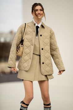 Mode Gossip Girl, Moda Paris, Sweater Trends, Europe Fashion, Fall 2022, New Classic, Outfits Casuales