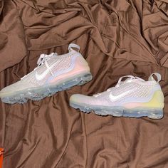 Brand New Never Worn Women’s Size 7 Vapor Maxes Missing Box Top Becomes With Box Vapor Max, Box Top, Box Tops, Nike Shoes Women, Shoes Women, Nike Shoes, Nike Women, Athletic Shoes, Size 7