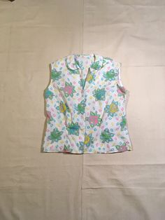 "1950s button up sleeveless blouse cotton peter pan collar v-neck straight hem 4 clear buttons, top button is at about sternum breast darts white w/gray, pink, blue, yellow, green atomic floral print in pastel shades good vintage condition, light wear no tag, see below measures, lying flat, shoulder-15\" chest-18\" waist-17\" hem-18\" length-21 1/2\"" Vintage Cotton V-neck Blouse, Vintage V-neck Summer Shirt, Vintage V-neck Shirt For Summer, Retro Blouse With Peter Pan Collar And Buttons, Vintage Summer Tops With Buttons, Vintage Tops With Buttons For Summer, Vintage Collared Button Tops, Retro Collared Blouse With Buttons, Retro Collared Button Blouse