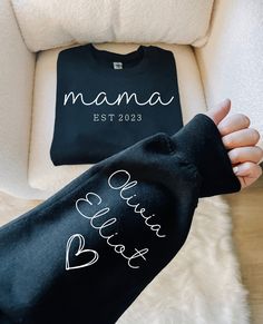 Introducing our Custom Mama Sweatshirt, a perfect blend of style and sentimentality! This cozy and chic sweatshirt is designed for the minimalist mama who loves to make a subtle yet significant statement. Its clean and modern design features your desired date and your children's names elegantly displayed on the sleeve. Created with love and attention to detail, this mom gift is more than just a garment, it's a keepsake that celebrates the beautiful journey of motherhood. Treat yourself or surprise a special mom in your life with this heartfelt and thoughtful gift from Symbolic Imports. (NOTE: Name size on sleeve will be smaller than the example due to the printing area of the ink) Sweatshirt details: * UNISEX SIZING * 50% Cotton - 50% Polyester * some brands are 90% Cotton - 10% polyester Minimalist Mama, Idee Cricut, Cute Shirt Designs, Mama Sweatshirt, Custom Sweatshirts, Mom Sweatshirt, Mom Tees, Custom Hoodies, Mama Shirt