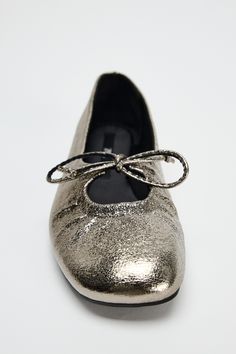 Elegant Metallic Closed Toe Flats, Slip-on Ballet Flats For Formal Occasions, Evening Ballet Flats For Fall, Fall Evening Ballet Flats, Elegant Metallic Flats For Party, Elegant Metallic Flats For Spring, Slip-on Ballet Flats For Evening, Metallic Flats For Formal Occasions, Gold Low Heel Pointed Toe Flats For Spring