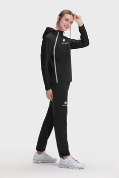 HOTSUIT Women Temp-control sauna suit: Specially designed with HOTSUIT patented Wear-resistant tech fabric Silver-Heat REG V2.0 which makes Sauna suit lightweight and breathable, also anti-stick after sweating. Side-zip designing provide easy way to put on and take off. HOTSUIT Temp-control logo tech takes care physical condition (Expect Color Black), Logo will turns to lighted-color when temperature goes high which reminds to take break, otherwise you are good to go. Fashion Design with Luminou High Support Bra, Sauna Suit, Half Zip Hoodie, Professional Men, High Intensity Workout, Lightweight Shorts, Professional Women, Outdoor Workouts, Range Of Motion