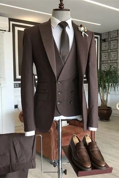 Everley Glamorous Brown Peaked Lapel Three Pieces Business Suits Brown Suits For Men, Suit For Men Wedding, Best Wedding Suits, Stylish Mens Suits, Slim Fit Suit Men, Dinner Suit, Classy Suits, Mode Costume, Dress Suits For Men