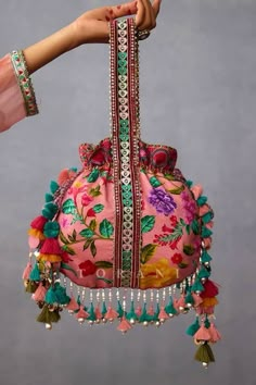 Dil Ruba, Potli Design, Diy Bags No Sew, Latina Aesthetic, Festive Outfits, Sewing Easy, Handmade Fabric Bags, Bags Pattern