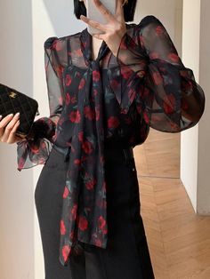 Leisure Fashion, Chiffon Fashion, Easy Trendy Outfits, Fashion Seasons, V Neck Blouse, Chiffon Blouse, Flared Sleeves, Flower Print, New Dress