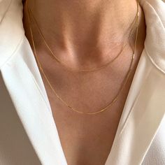 Golden double row necklace in stainless steel with a thin chain near the neck and a longer thin chain. Minimalist and chic, it is perfect as a gift! DETAILS * Chain material: stainless steel * Length of the chain: 37cm and 43cm + 5cm of adjustment chain ♥ All jewelry is sent in a small pouch ♥ More on the store! https://www.etsy.com/fr/shop/VictoireCollection To keep up to date with new developments: Instagram: @Victoire.Collection Do not hesitate to contact us with any questions! Parisian Jewelry, Double Necklace, Minimalist Women, Golden Necklace, Small Pouch, Necklace Minimalist, Jewelry Brand, Small Pouches, Steel Necklace