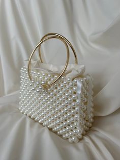 🌟 Elevate your style with this exquisitely crafted handbag adorned with pearl details. 🌟 Handcrafted with care, this bag is designed to add a touch of sophistication to every moment. The elegance of the pearl embellishments sets this bag apart, transforming it into a unique accessory. 🌸 Why Choose This Bag? 🌸 More than just an accessory, this bag is an opportunity to reflect your style and grace. Whether for a special event or to enhance your daily chic, this pearl-adorned bag complements every outfit perfectly. Consider gifting it to your loved ones to make their special moments even more meaningful. 🌟 Bag Size: 20x12 cm 🎁 Package Includes: 1 Handmade Bag with Pearl Details Carefully packaged, suitable for gifting 💌 Fast and Secure Delivery: Our products are meticulously packaged a Unique Bags And Purses, Pearl Bag Design, Luxury Clutch Bag, Pearl Begs, Pearl Beaded Bags, Pearl Bags Design, Bags For Wedding Outfit, Pearl Purse Making, Bag Beads Handbags