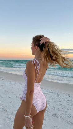 Summer Photos Beach, Cute Pose Ideas, Modest Bathing Suit, Vsco Girl Aesthetic, Swimsuit Cute, Cute Pose, Modest Swimsuits