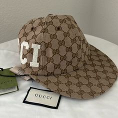 New, Authentic Gucci Gg Supreme-Canvas Baseball Cap Size - Xl 60 Cm Conditions- New, Authentic, Slightly Visible Mark Inside From Trying On Made In Italy Highlights Beige/Golden Brown/White Cotton Gg Supreme Canvas Flocked Logo Lettering Six-Panel Construction Curved Peak Eyelet Vents Fabric-Covered Button At The Crown Elasticated Trim To The Rear Full Lining Composition Outer: Polyester 68%, Polyamide 16%, Cotton 16% Lining: Cotton 55%, Viscose 45% Luxury Gucci Baseball Cap, Gucci Brown Short Brim Hat, Classic Gucci Baseball Cap, Classic Gucci Hat With Embroidered Logo, Gucci Adjustable Flat Brim Hat, Brown Gucci Cap Hat, Gucci Adjustable Short Brim Hat, Gucci Hat With Adjustable Size And Short Brim, Trendy Gucci Hat With Short Brim