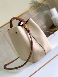 Louis vuitton NeoNoe MM Bucket Bag Monogram Empreinte Creme For Women, Women’s Bags, Shoulder Bags 10.2in/26cm LV M45307 Rep 1:1 Embossed Monogram Empreinte brings a sophisticated feel to the NéoNoé MM bucket bag with its drawstring and gold-color eyelets. The body-friendly design and light-weight construction mean it’s comfortable to carry, by hand with the removable top handle or over the shoulder and cross-body, thanks to it detachable and adjustable strap. 26 x 26 x 17.5 cm / 10.2 x 10.2 x 6 Lv Neonoe, Néonoé Mm, Louis Vuitton Neonoe, White Louis Vuitton, Louis Vuitton Crossbody Bag, Louis Vuitton Crossbody, Luxury Products, Friendly Design, Evening Clutch Bag