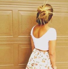 Crop top and high waisted skirt with perfect messy bun Mein Style, Looks Style, Mode Style, Fashion Sense, Teen Fashion, Style Me Pretty, Brandy Melville, Passion For Fashion, Cortes De Cabello Corto