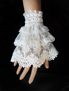 Bracelet manchette en dentelle blanche brodée Frou Frou, Clothes Shopping, Designs For Dresses, 가을 패션, Fantasy Clothing, Cheap Clothes, Shopping Store