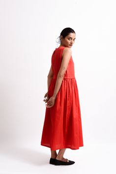 This charming dress in red features a sleeveless design and an A-cut bodice. Gathers around the waist add a flattering touch, while a zip opening at the back ensures easy wear. Red A-line Maxi Dress For Casual Occasions, A-line Sundress With Pleated Waist, Sleeveless Dress With Pleated Waist For Casual Wear, Chic Red Dress With Back Zipper, Red Midi Length Dress For Casual Occasions, Chic Red Dress With Pleated Waist, Red Spring Dresses With Back Zipper, Red Dresses With Back Zipper For Spring, Red Spring Dress With Back Zipper