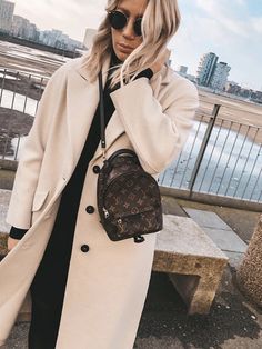 Black Louis Vuitton Bag, Long Camel Coat, Backpack Aesthetic, Louie Vuitton, New York Winter, Mommy Outfits, Hair Turban, Streetstyle Outfit, Pin Pin