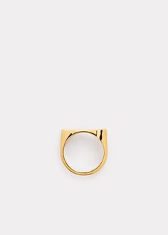 This TOTEME piece is a modern take on the classic signet ring. It's crafted in the Italian region of Arezzo, which is renowned for its expert goldsmithing tradition, from recycled 18kt gold set with a sparkling, brilliant-cut diamond. Wear it on your pinky finger or try it on the other fingers for an over-the-knuckle midi fit. Modern Gold Ring, Flush Set Diamond, Pinky Finger, Diamond Signet Ring, Silver Signet Ring, Midi Ring, Gold Signet Ring, Midi Rings, Ring Size Guide