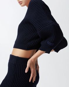 Crop top in warm, knit wool- and cashmere-blend fabric that feels particularly pleasant on the skin. This daytime sweater boasts a very short cropped cut, a V-neck and low set-in balloon sleeves, one of which is customised with a logo-branded label at the end. Pair the sweater with a mini skirt in the same fabric for a modern, urban head-to-toe look, without compromising on the comfort that only knitwear can provide. Calf Length Skirts, Manx, Modern Urban, Casual Blazer, Mid Dresses, Dark Navy Blue, Mid Length Dresses, Ribbed Sweater, Balloon Sleeves