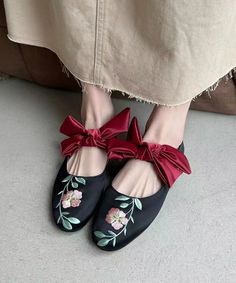 https://gemiglitz.com/products/retro-black-embroidery-satin-bow-lace-up-flats-shoes?ref=qkqcvsec #retrofashion #shoefashion #blackshoes #embroidery #fashion #stylish #satinshoes #laceup #flats Obiono Shoes, Chinese Aesthetic, Mary Jane Shoes Flat, Embroidered Flats, Black Embroidery, Lace Up Flats, Satin Flowers, Retro Shoes, Comfortable Flats