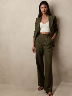 Palma Wide-Leg Linen Pant | Banana Republic Classic Office Style Women, High Waist Pants And Crop Top, Professional Trousers Women, Pleated High Waisted Pants, Stone Color Pants Outfit, Dark Green Linen Pants Outfit, Linen Pant Suit For Women, Womens Wedding Guest Outfit Pants, Banana Republic Outfits 2023